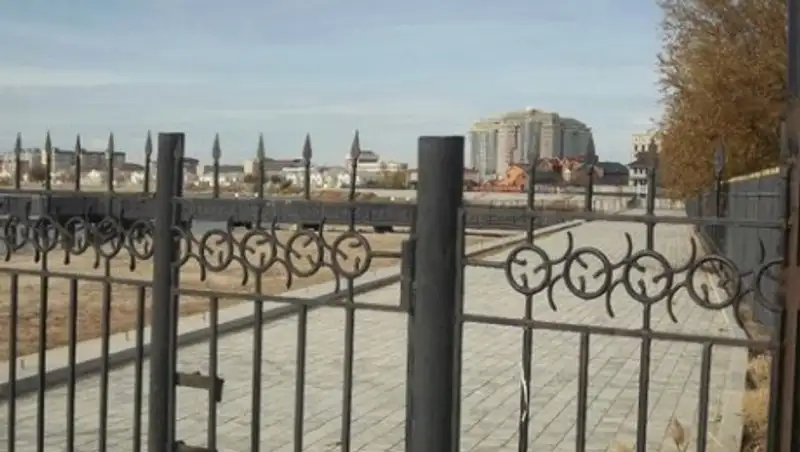 Жители Атырау в суде требуют снести забор госрезиденции