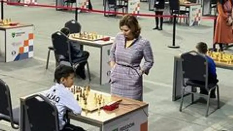 8-летний казахстанец выиграл партию в шахматы у управляющего директора FIDE, фото - Новости Zakon.kz от 27.12.2022 17:03