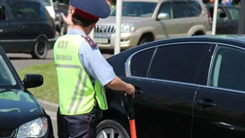 В Петропавловске опер УВД, уходя от погони патрульных, совершил наезд на двух пешеходов, фото - Новости Zakon.kz от 12.11.2013 21:14