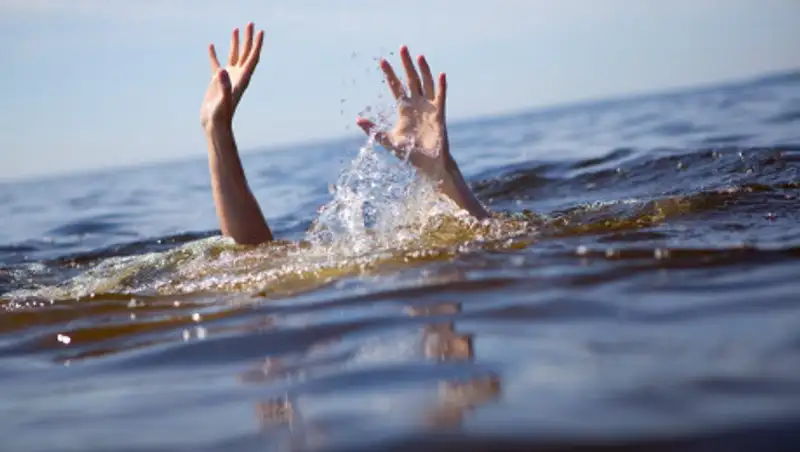 Сотрудник ЧС спас тонущую девочку в Уральске