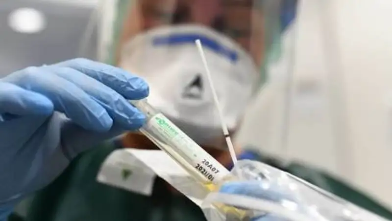 Сколько времени заразен больной коронавирусом