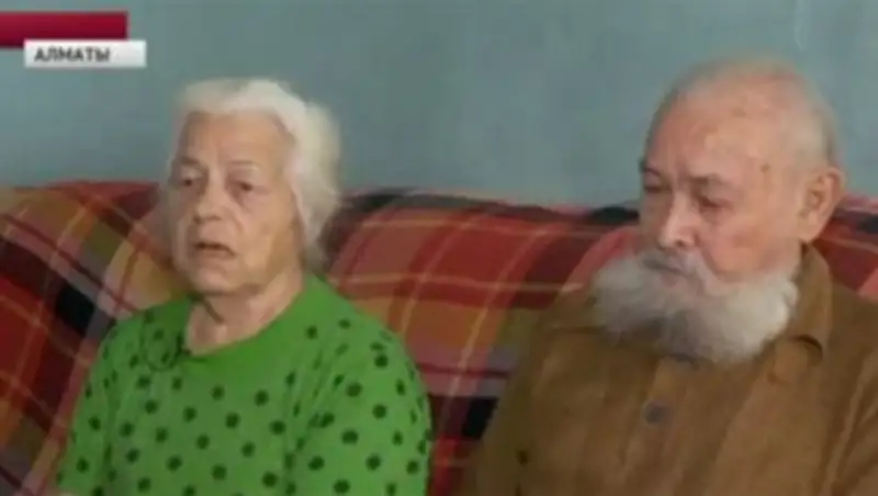 В Алматы семья пенсионеров уже год скитается без жилья