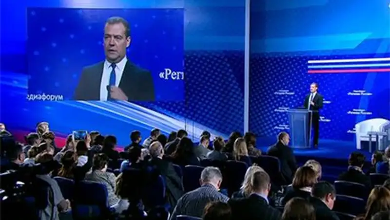 Медведев пообещал защитить СМИ от давления