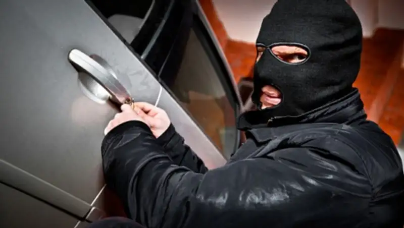 Из автомобиля карагандинца вытащили полтора миллиона тенге