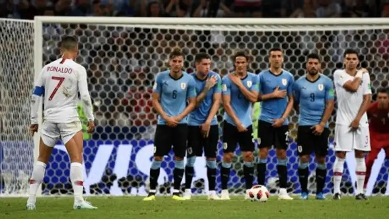 Я секси и знаю это - реакция фанатов на заправленные трусы Криштиану Роналду