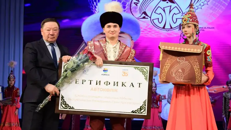 Певец из Кокшетау выиграл автомобиль на конкурсе "Арқаның Айбозы"