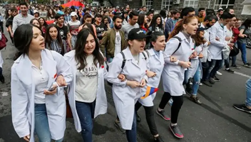 Протестующие перекрыли проезд к центральной площади Еревана