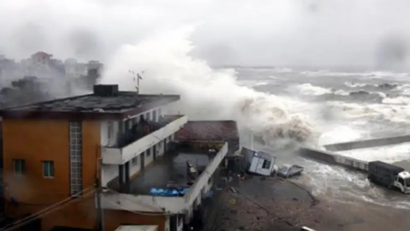 Многометровые волны, шквальный ветер и затопленные улицы: мощный тайфун в Японии