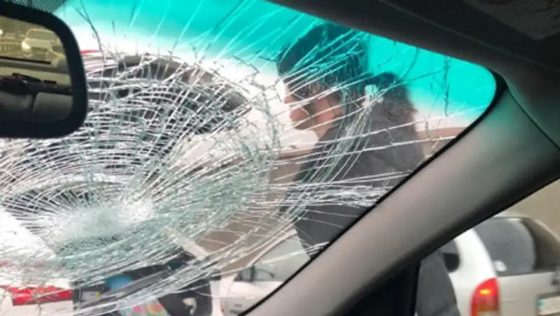 Алматинку, разбившую огнетушителем стекло чужой машины, лишили прав