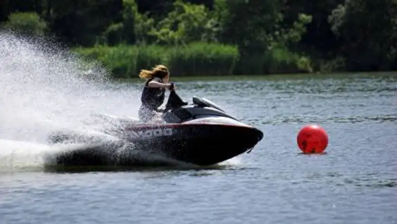Врезался гидроцикл - на Алаколе погиб мужчина, его дочь в реанимации