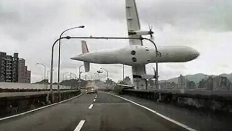 Разбившемуся на Тайване самолету меняли двигатель