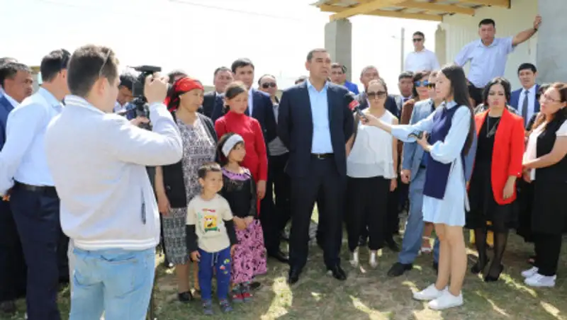 В Тюлькубасском районе выпускники школы подарили дом многодетной матери