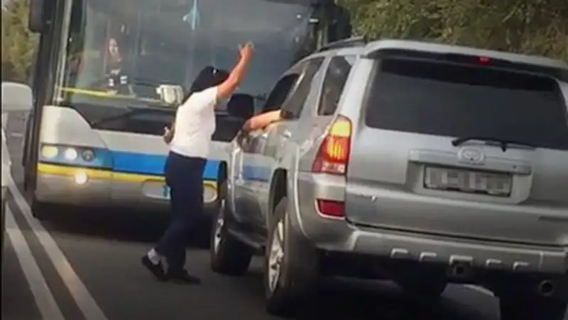 Троллейбус под управлением женщины застрял на встречке