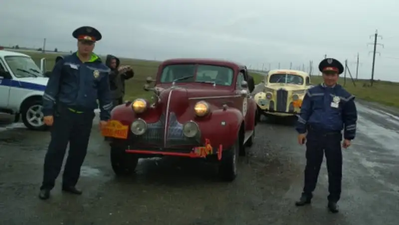 Полицейские помогли участнику ретро ралли Пекин-Париж-2019