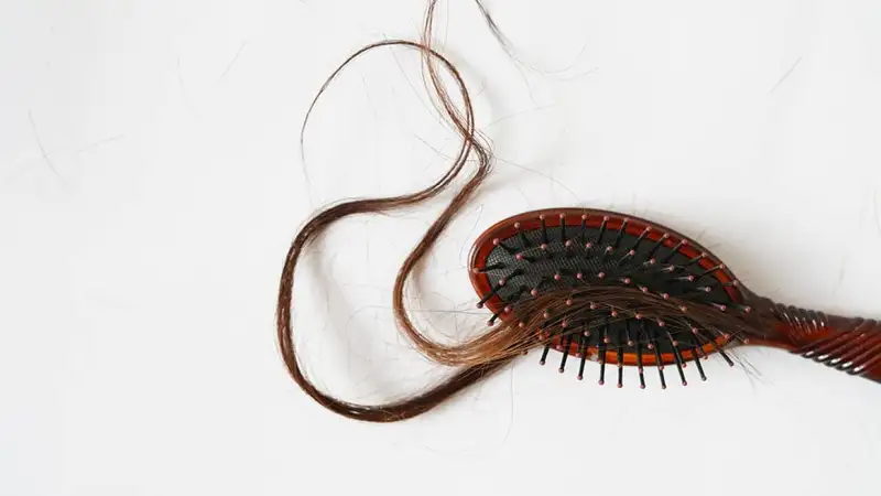 Как остановить выпадение волос после COVID-19, рассказала врач