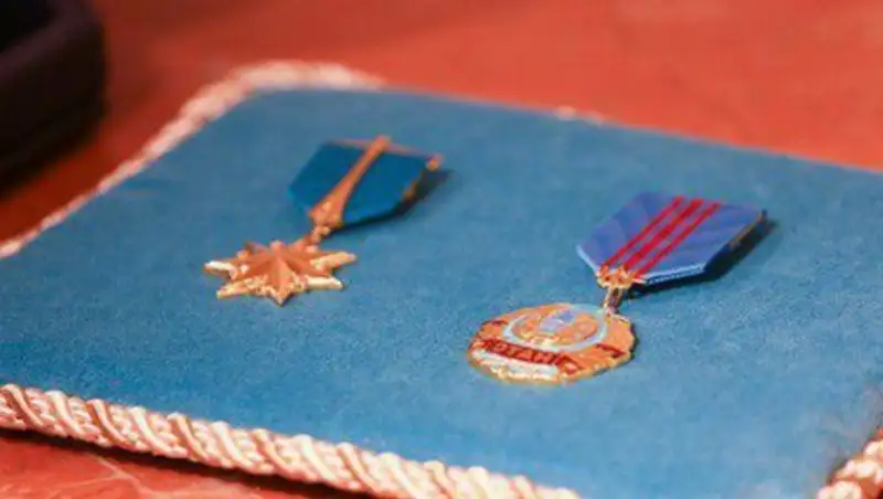 Нурсултан Назарбаев вручил казахстанцам госнаграды