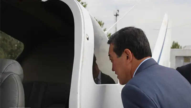 Министру обороны в Уральске показали самолет и корабли