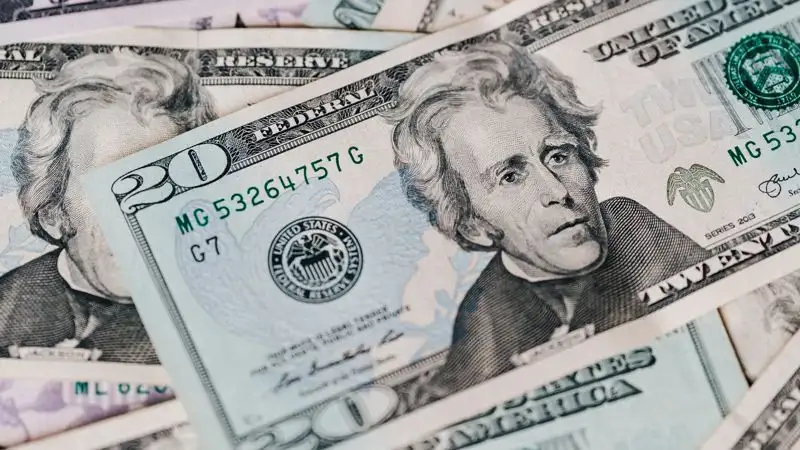 Курс доллара подешевел на торгах 24 апреля