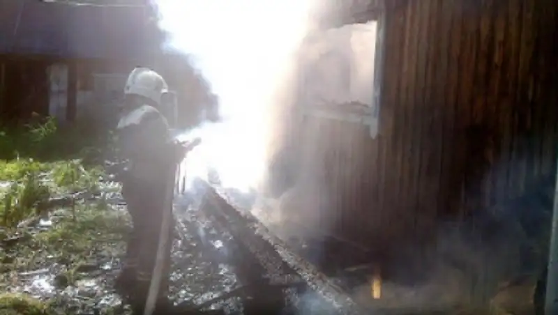 В Риддере двое рабочих вынесли из горящего дома троих детей