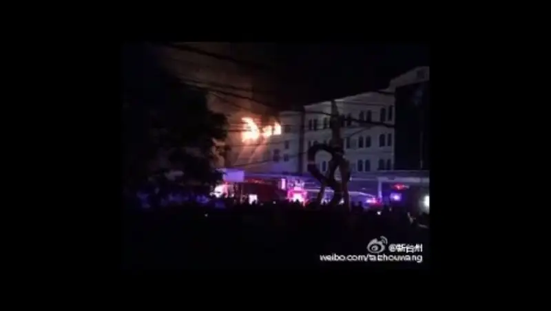 СМИ: истребитель упал на здание на востоке Китае