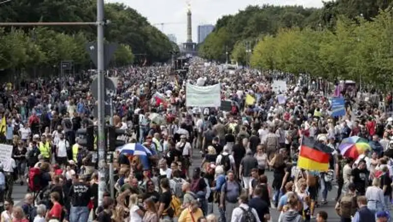 Протестующие закидали полицию бутылками и дымовыми шашками в Берлине