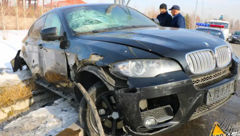 Два элитных внедорожника столкнулись в Алматы