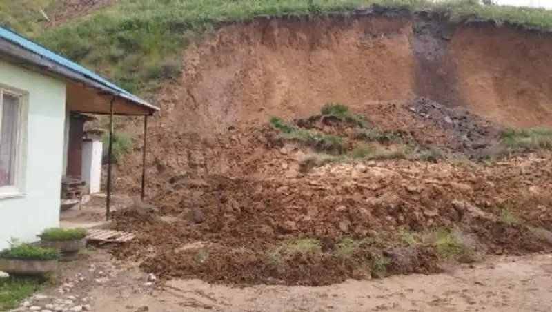 Коттеджному городку близ Алматы угрожает сход оползня
