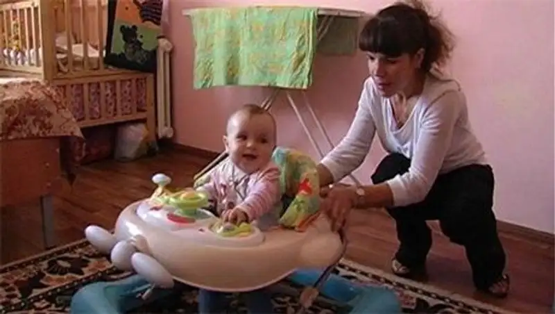 В Караганде семья бывших детдомовцев, живших в гараже, получила жилье