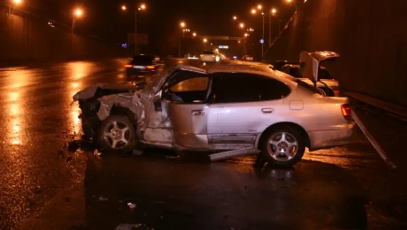 В Алматы водитель Toyota не справился с управлением и врезался в стену моста