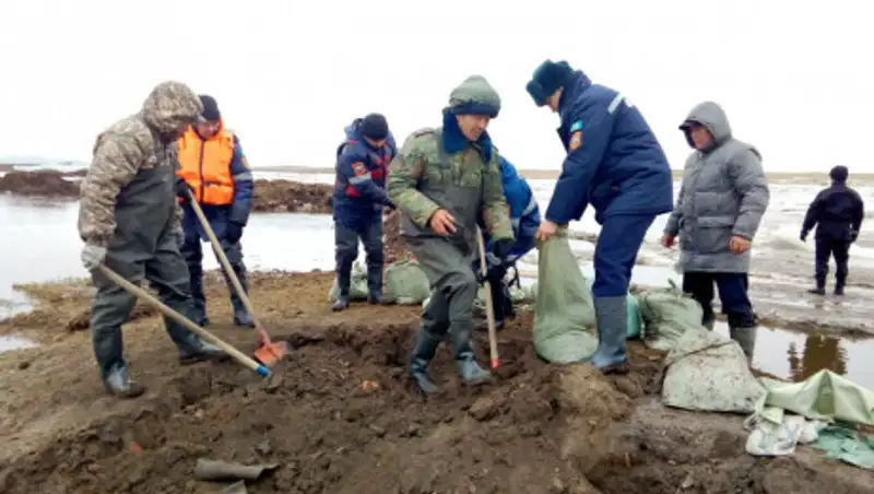 В Карагандинской области спасают село от затопления