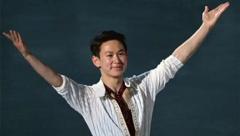 Аким Алматы поздравил Дениса Тена с успехом на Олимпиаде в Сочи и подарил ему автомобиль