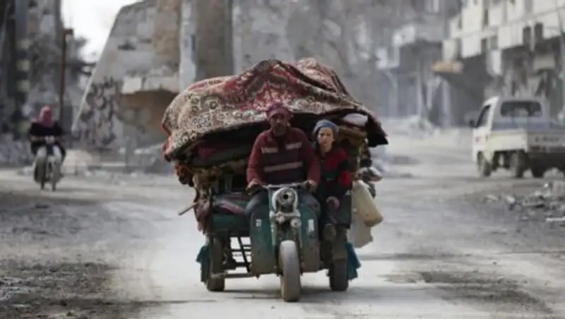 На севере Сирии тысячи людей бегут от войны