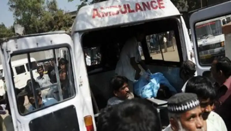 В Индии при столкновении грузовика с автобусом погибли 13 человек, пострадали около 30