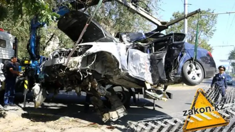 В Алматы Lexus разбился о дерево, чуть не влетев в АЗС