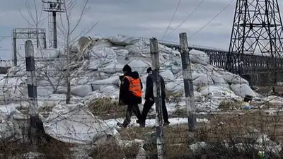Свалку с мешками «технической серы» изучают экологи Павлодара, фото - Новости Zakon.kz от 19.03.2023 05:12