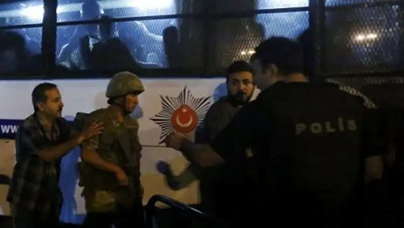 Турецкие военные завершили операцию против сторонников переворота