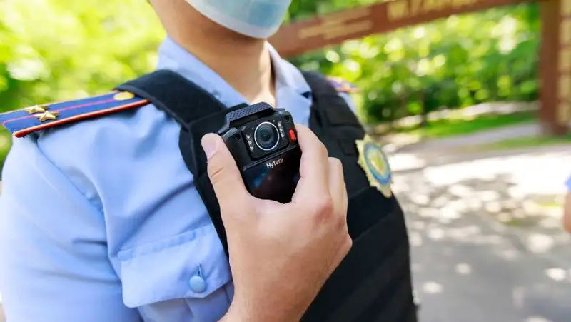 Полицейские Алматы спасли пожилого мужчину, пытавшегося прыгнуть с моста