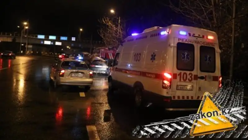 Toyota Camry загорелась на ходу в Алматы