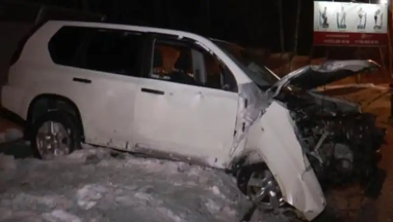 В Алматы водитель Ниссана снес фонарь и перевернулся