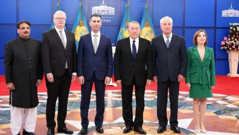 Зарубежные послы вручили Назарбаеву верительные грамоты