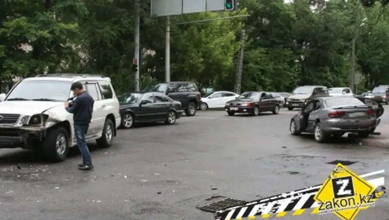В Алматы водитель Лексуса не пропустил и протаранил Мазду