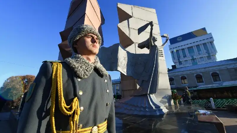 Возложение цветов к монументу «Тәуелсіздік таңы», фото - Новости Zakon.kz от 17.12.2021 14:06