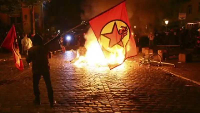 В результате столкновений в Гамбурге пострадали 76 полицейских