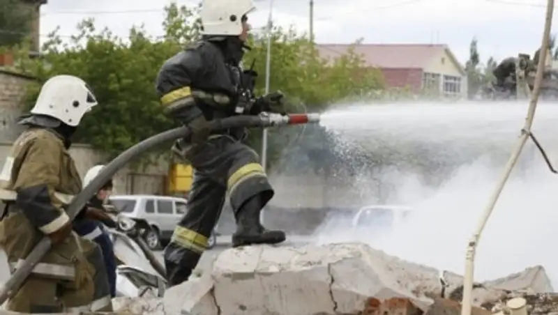 Два автомобиля извлекли из под завалов на месте взрыва в СТО