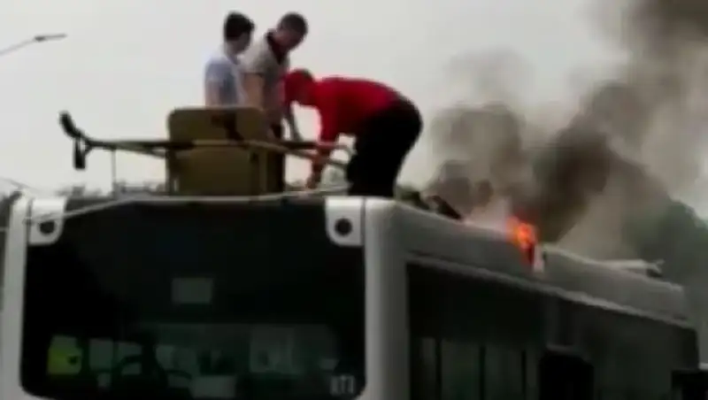 Посреди дороги в Алматы загорелся троллейбус