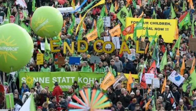 Десятки тысяч человек протестуют в Германии против добычи угля