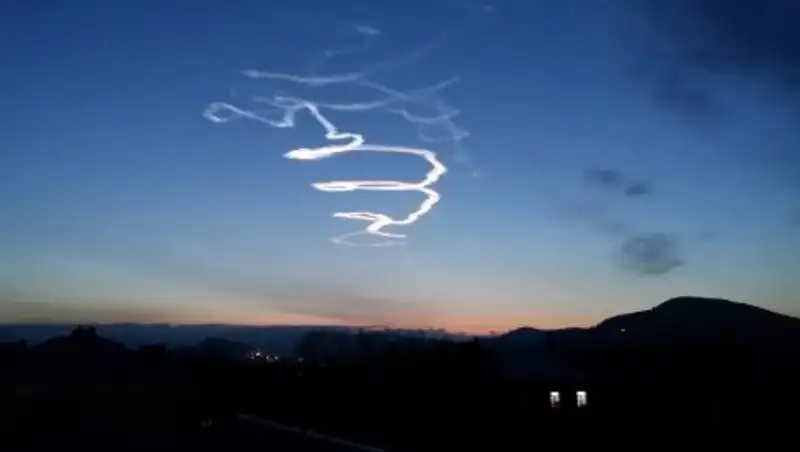 Жители Риддера поделились снимками загадочной спирали на небе