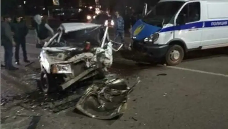 Пьяный водитель протаранил полицейскую машину в Караганде