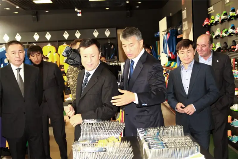 А.Джаксыбеков посетил объекты футбольного клуба «Кайрат», фото - Новости Zakon.kz от 24.10.2013 15:58