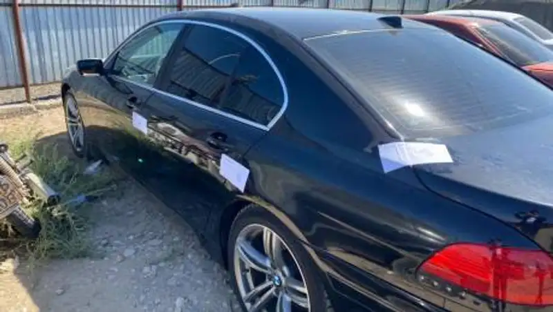 В Кызылорде конфисковали BMW за долги по налогам